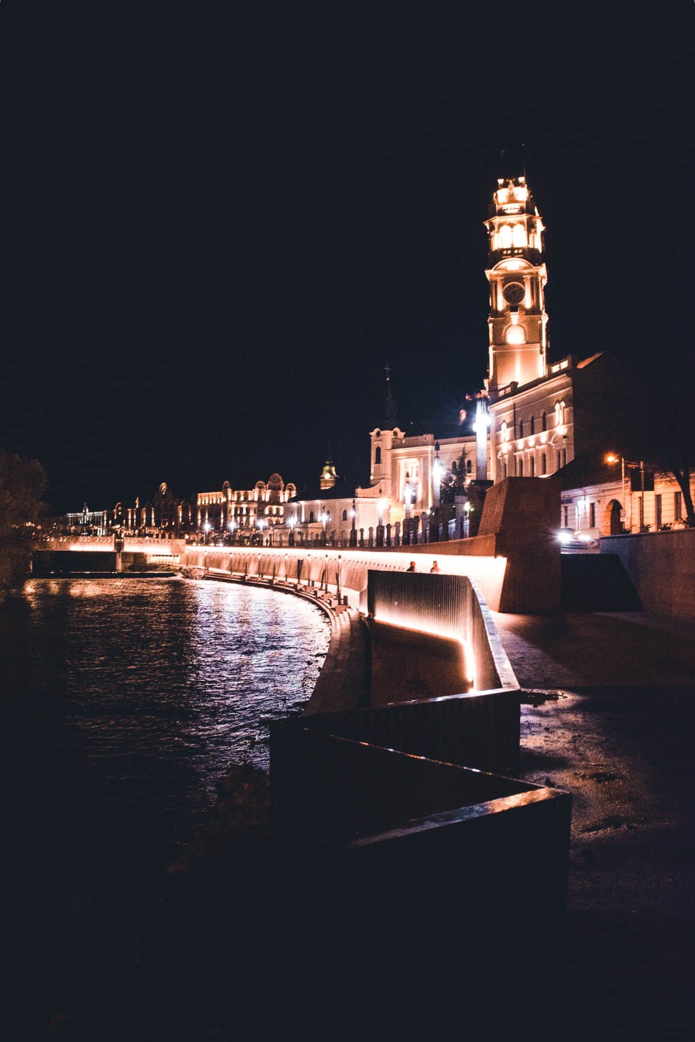 Turnul Primăriei Oradea și malul Crișului Repede, iluminate seara