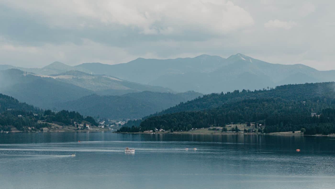 Lacul Colibița și munții din Bistrița-Năsăud