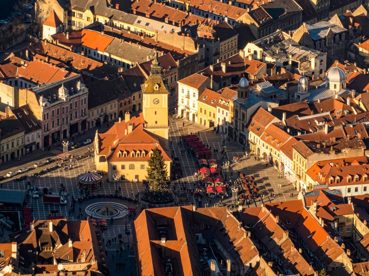 Piața Sfatului și Casa Sfatului din Brașov, în lumina apusului