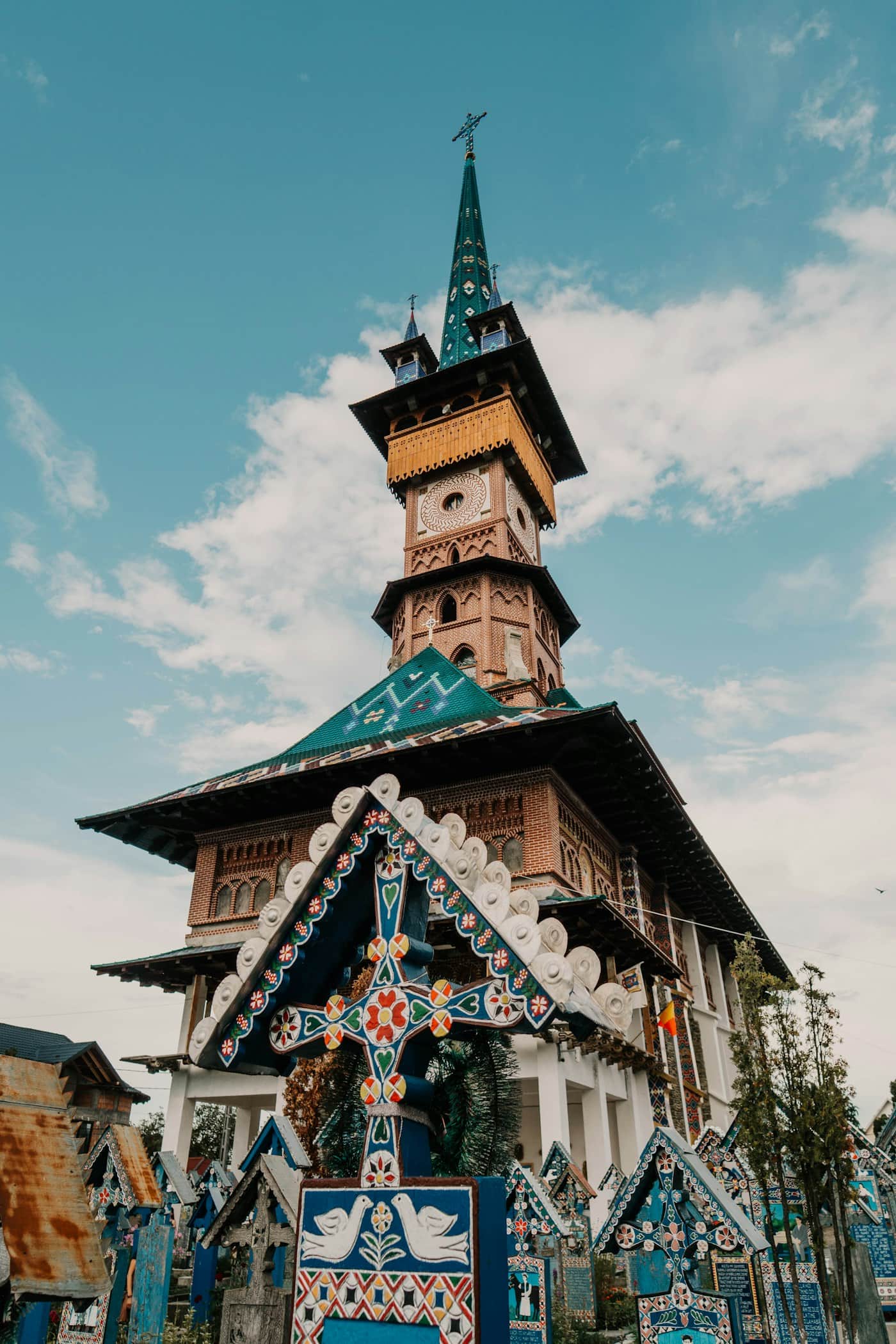 Crucile pictate de la Cimitirul Vesel din Săpânța, Maramureș