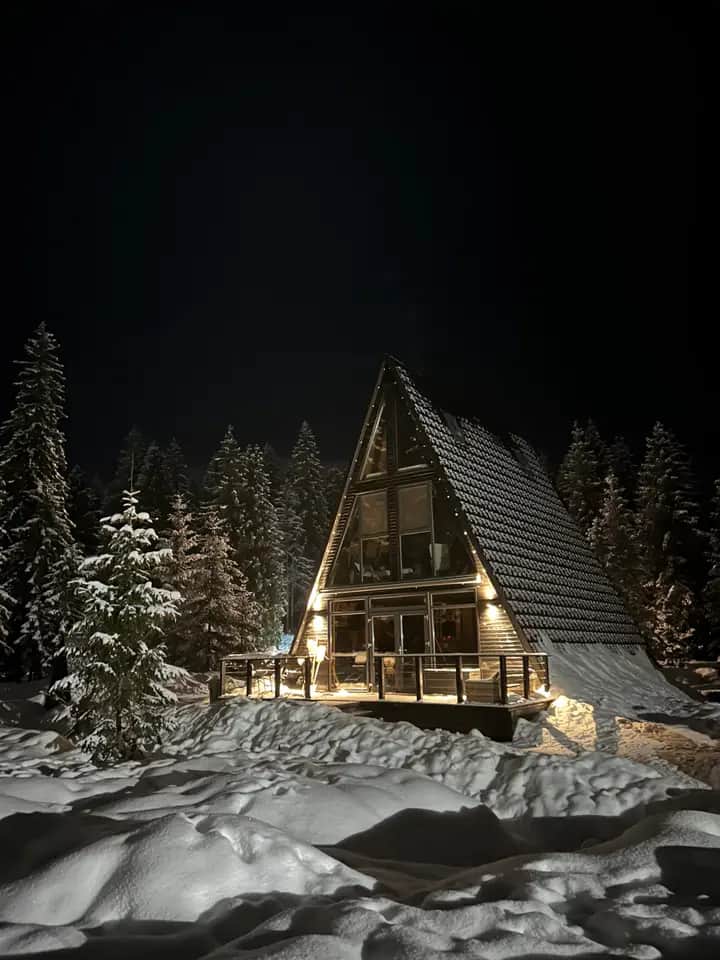 Imagine Black Chalet Apuseni