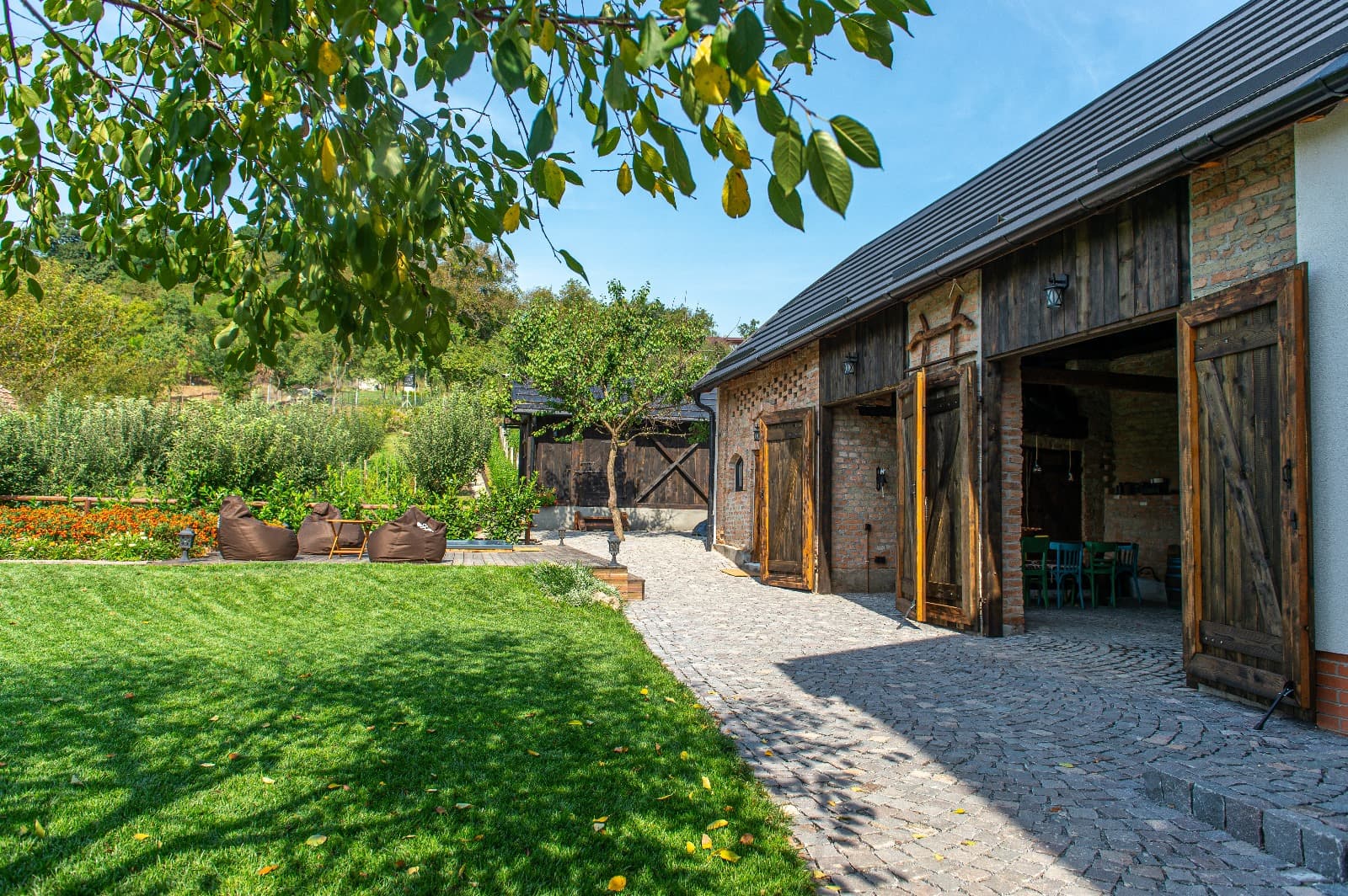 Old Barn House - Imagine 12