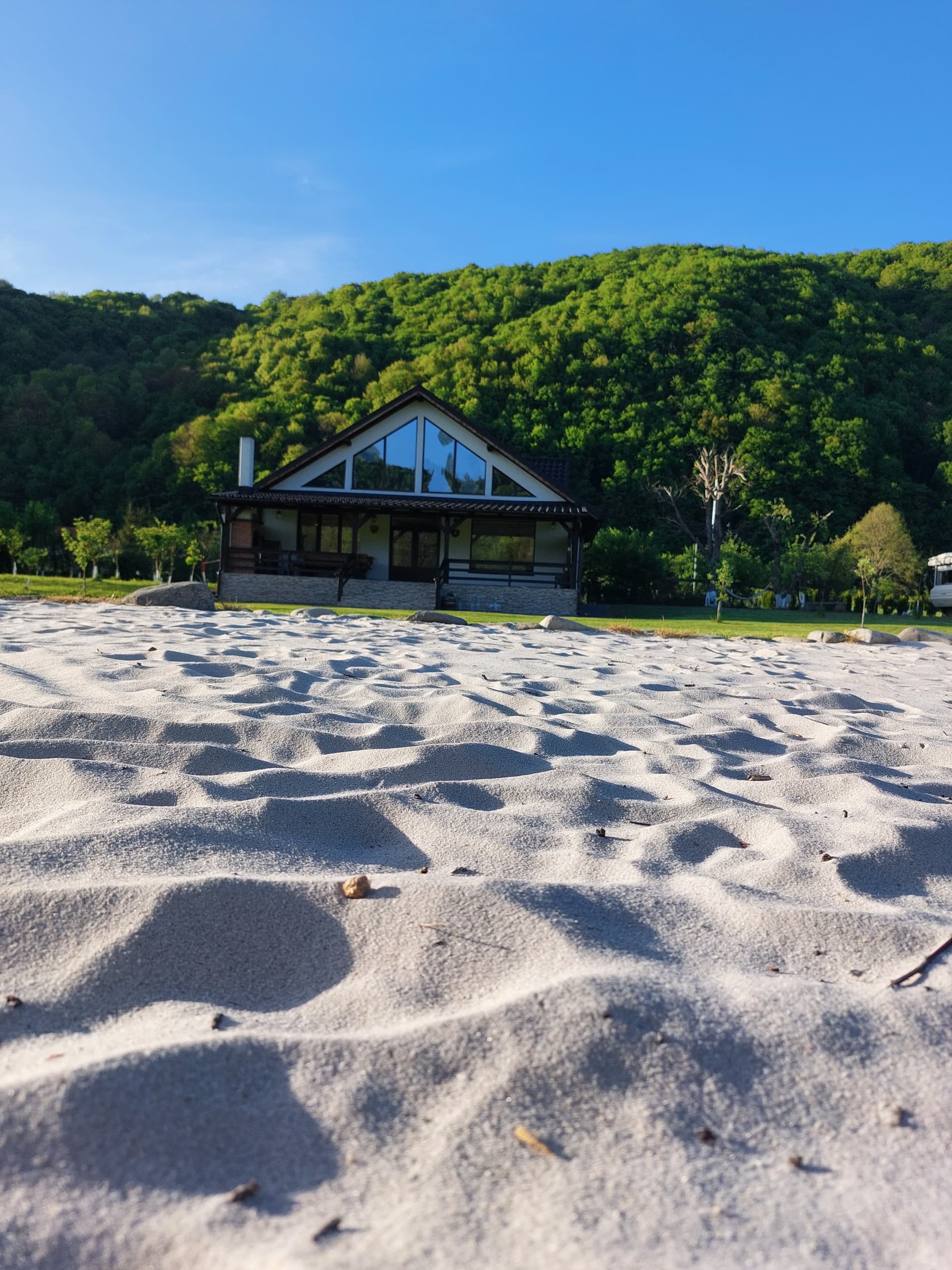 Casa din Livadă - Imagine 2